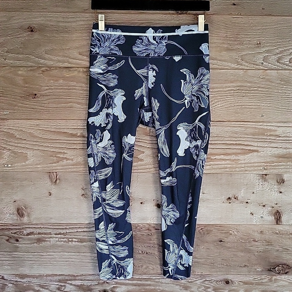 Athleta Size Small Navy Floral Capri Leggings